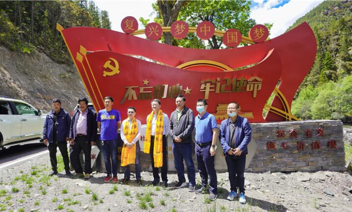 尊龙凯时集团党委书记、董事长任丁率队赴麻格同村推进对口帮扶工作