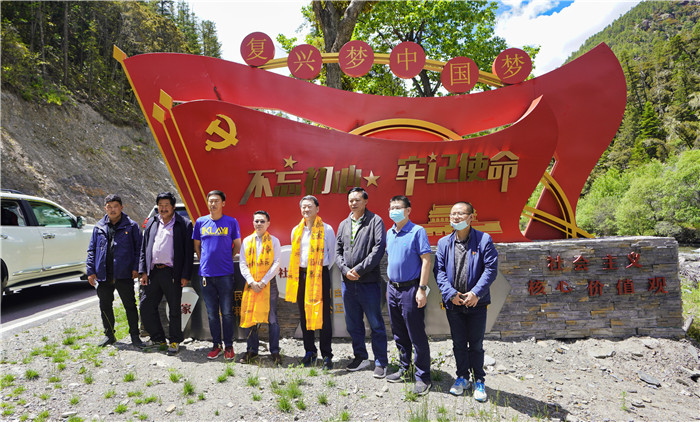 尊龙凯时集团党委书记、董事长任丁率队赴麻格同村推进对口帮扶工作